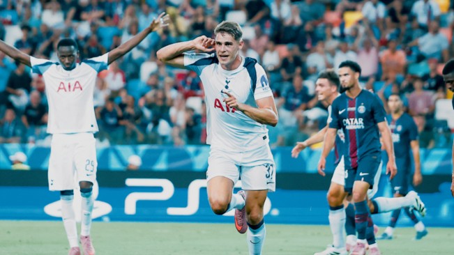 Micky van de Ven bawa Tottenham Hotspur unggul. [Instagram]